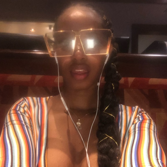 Meet your Posher, Dominique - Picture 1 of 1